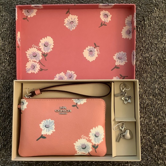 NWT COACH Boxed Corner Zip Wristlet Daisy Print - Picture 8 of 13